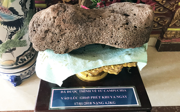 Cặp đá này được chính Thượng tọa thỉnh từ Campuchia về từ năm 2018. Lúc đó, sư đang ở Xiêm Riệp (Campuchia) thì có người phụ nữ Campuchia cho biết bà đang sở hữu một cặp đá rất lạ là không bao giờ chìm trong nước.