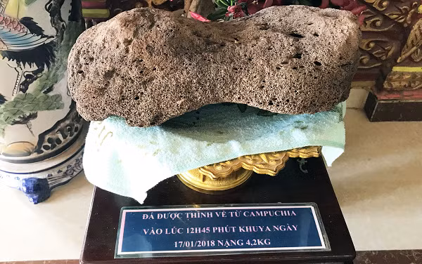 Cặp đá này được chính Thượng tọa thỉnh từ Campuchia về từ năm 2018. Lúc đó, sư đang ở Xiêm Riệp (Campuchia) thì có người phụ nữ Campuchia cho biết bà đang sở hữu một cặp đá rất lạ là không bao giờ chìm trong nước.