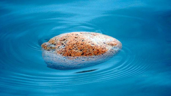 Bóng khí bên trong các hòn đá có kích thước tương đối lớn và được kết nối với nhau giúp nước không thể ngấm vào bên trong và giữ cho hòn đá không chìm.