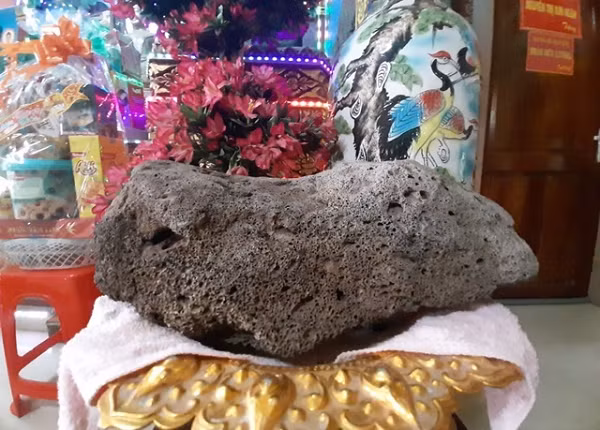 Tại ngôi Sala của chùa là nơi đặt hai hòn đá vô cùng kỳ lạ. Cặp đá được đặt trang trọng phía 2 bên dưới bàn thờ Phật. Cặp đá nặng 4,2kg nổi được trên mặt nước được đặt trang trọng trên đế, phía dưới lót vải.