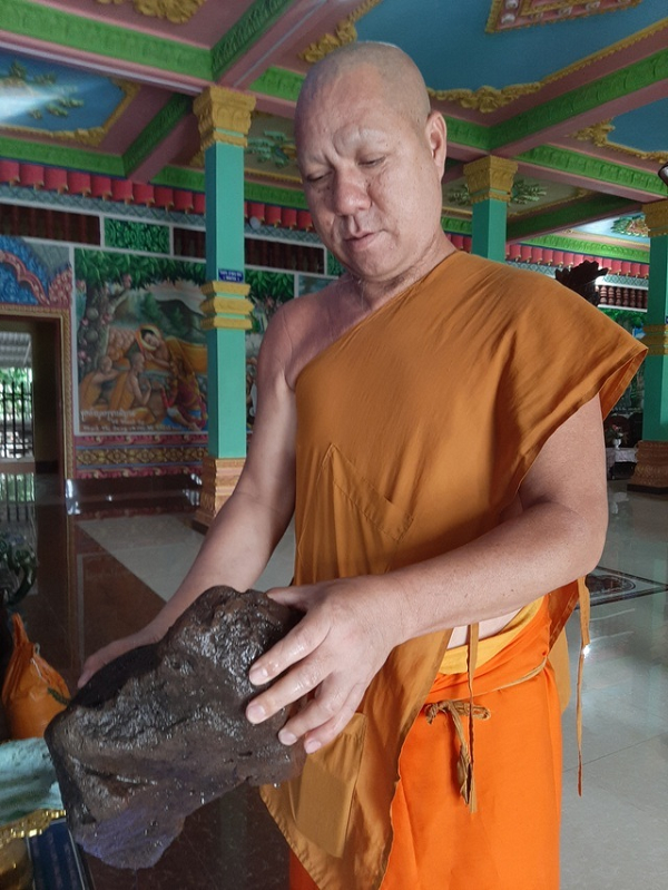 Chùa đã trải qua 12 đời trụ trì. Đây cũng là ngôi chùa Khmer có tượng Phật Thích Ca nhập niết bàn ngoài trời với kích thước dài 63m, cao 22,5m.