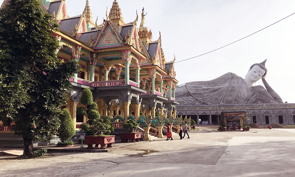 Nghe xong, sư tìm đến nơi xem và hỏi mua nhưng bà này nói không bán mà sẽ cúng dường cho nhà chùa. Sư quyết định thỉnh cặp đá về trưng trang trọng giữa ngôi Sala. Cặp đá được thỉnh về đến chùa ngày 17/1/2018" - Thượng tọa Lý Đức kể lại.