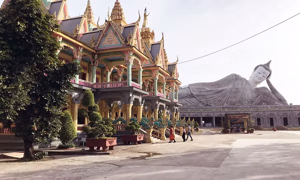 Nghe xong, sư tìm đến nơi xem và hỏi mua nhưng bà này nói không bán mà sẽ cúng dường cho nhà chùa. Sư quyết định thỉnh cặp đá về trưng trang trọng giữa ngôi Sala. Cặp đá được thỉnh về đến chùa ngày 17/1/2018" - Thượng tọa Lý Đức kể lại.