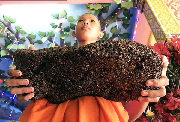 Điều bất ngờ là hòn đá hoàn toàn không chìm, dù được nhấn sâu xuống nước nhiều lần đá vẫn nổi lềnh bềnh. Cặp đá lạ với nhiều lỗ nhỏ li ti trải khắp bề mặt. Khi cho hòn đá vào nước, dù để theo chiều thẳng đứng hay chiều ngang viên đá vẫn nổi lên.