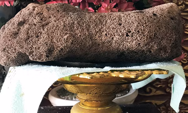 Để chứng minh việc hòn đá có thể nổi trên mặt nước, Đại đức Lâm Bình Thanh (Phó Trụ trì chùa Som Rong) đã để cặp đá vào thùng nước được chuẩn bị sẵn.