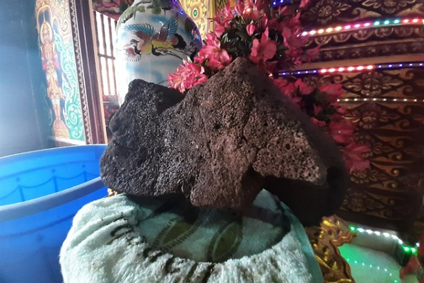 Bức tượng được đặt trên cao khoảng 28m so với mặt đất cùng ngọn bảo tháp có 4 lối đi đại diện cho từ - bi - hỉ - xả. Hai lối cầu trang dẫn lên tòa tháp được trang trí bởi hình tượng thần rắn Naga, cực kỳ tinh xảo.