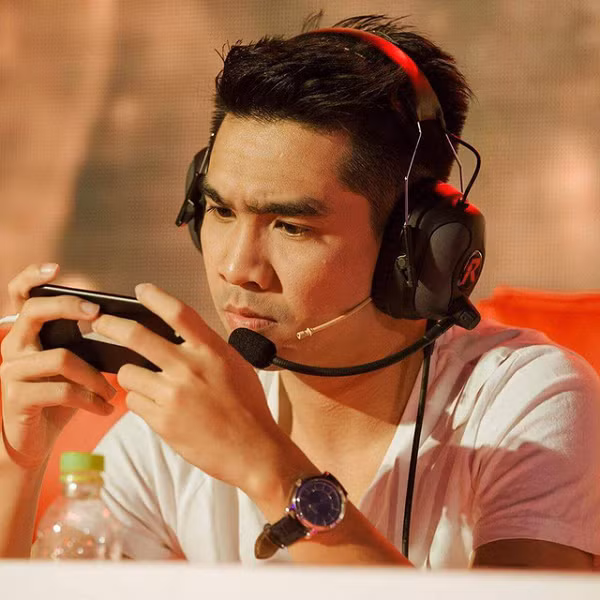 "Nhưng nếu được chọn lại một lần nữa, tôi vẫn chọn con đường đó. Tôi không cảm thấy hối tiếc bởi trên con đường đó tôi đã gặp được những người đã giúp đỡ và chia sẻ mình", PewPew nói trong video livestream.