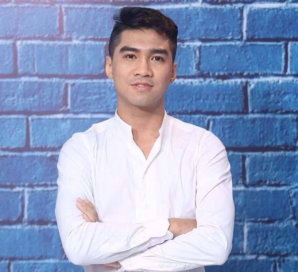 Tháng 9/2020 là giai đoạn "bùng nổ", streamer này phải xoay tiền từ khoản 5 triệu, 10 triệu cho tới 50 triệu, đồng thời cũng nhận làm rất nhiều việc, từ MC, bán quần áo... miễn là công việc hợp pháp và kiếm ra tiền đều cố gắng làm để trả nợ.