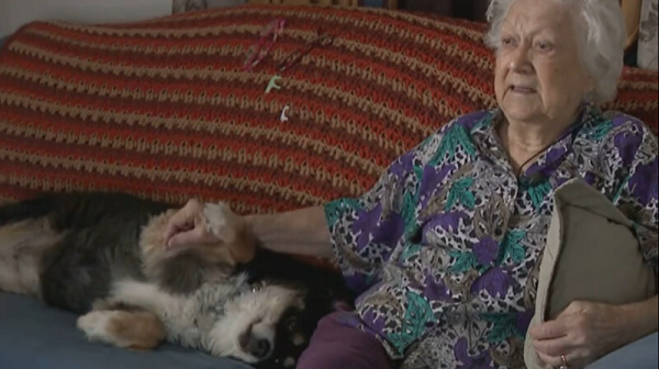 Bà Burton, 88 tuổi, nói rằng: "Thật sự, tôi không biết phải nghĩ sao về chuyện này nữa. Ông ấy rất yêu con chó. Nó là một con chó ngoan".