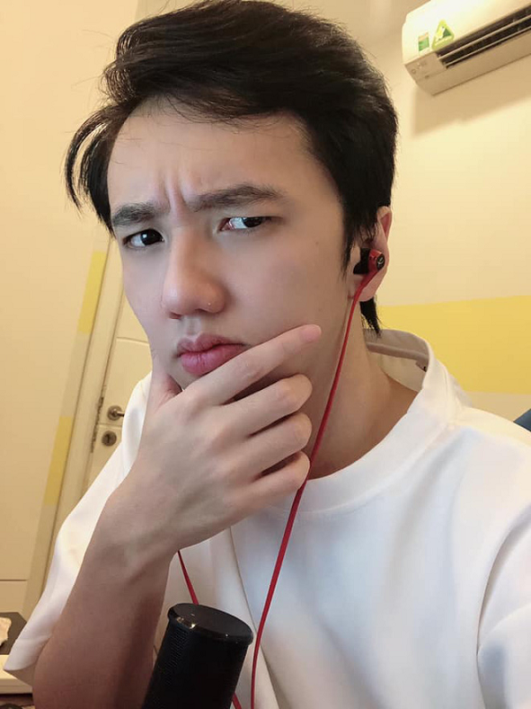 Nhân vật còn lại khiến dân mạng tò mò cũng đã xuất hiện và khiến nhiều người vô cùng bất ngờ khi đó là Bé Chanh - cựu tuyển thủ/ streamer nổi tiếng khác của Liên Quân Mobile.