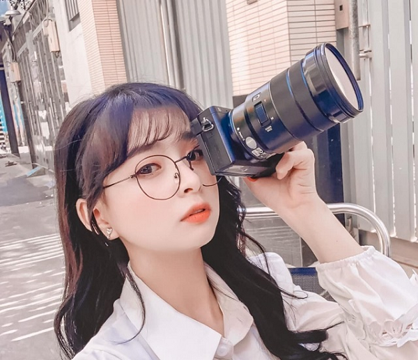 Mèo 2k4 tên thật là Nguyễn Hoa, quê Bảo Lộc (Lâm Đồng). Cô gái trẻ hiện đang sinh sống và làm việc tại TPHCM. Theo chia sẻ của Mèo 2k4 thì công việc chính của cô là creator mảng game.