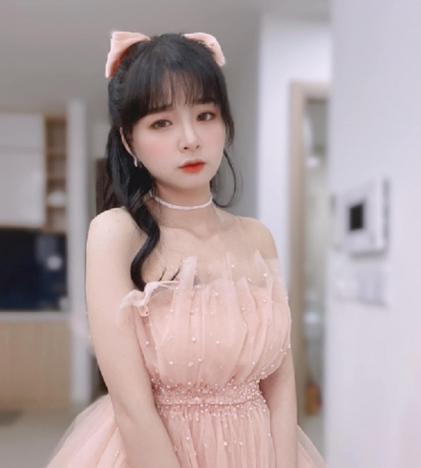  Mèo 2k4 chính là nữ streamer nổi tiếng của Liên Quân Mobile được cộng đồng mạng đua nhau tìm info sau khi xuất hiện clip nóng nghi của nữ streamer.