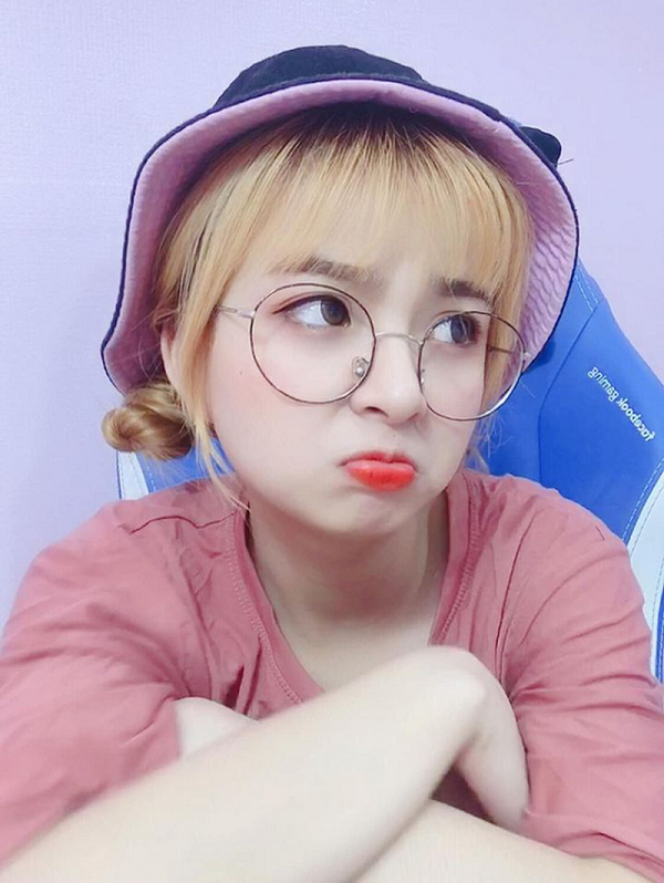 Mèo 2k4 được yêu thích trong vai trò là nữ streamer Liên Quân Mobile. Cô nàng được yêu thích nhờ sở hữu gương mặt bầu bĩnh dễ thương và lối trò chuyện gần gũi.