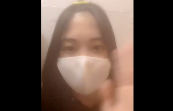 Theo nữ diễn viên trong bối cảnh COVID-19 đang diễn biến phức tạp, người dân được khuyến cáo nên thường xuyên vệ sinh vật dụng cá nhân như smartphone.