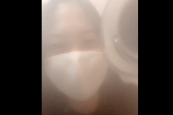 Kết quả là camera trước bị phủ một lớp hơi sương mờ. Nữ diễn viên nói cô đã làm nhiều cách, như dùng máy sấy, lắc mạnh điện thoại... nhưng không hiệu quả.