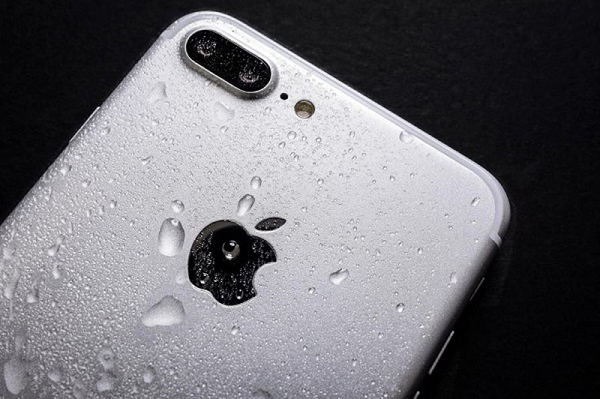 Đây không phải lần đầu Apple đối mặt với những lùm xùm về tính năng chống nước của iPhone. Ngày 30/11/2020, Cơ quan Quản lý Cạnh tranh Italy thông báo đã phạt Apple 10 triệu euro (khoảng 12 triệu USD) vì những quảng cáo sai lệch về khả năng chống nước của các dòng điện thoại iPhone.