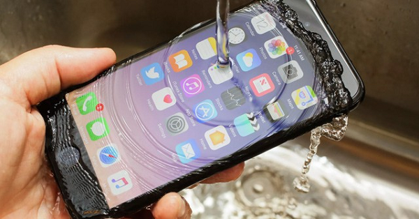 Tuy nhiên một số bộ phận cư dân mạng cho rằng: Tính năng chống bụi, nước trên smartphone là để bảo vệ sản phẩm khỏi những trường hợp bất đắc dĩ. Nó không được thiết kế như "tàu ngầm để mang ra biển lặn".