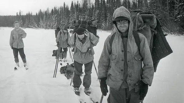 Vào tháng 1/1959 một nhóm 9 người đã thực hiện chuyến thám hiểm thiên nhiên trên “dãy núi tử thần” Urals và không một ai trở về sau hành trình định mệnh đó. Cái chết bí hiểm của cả nhóm – mà sau này gọi là “thảm kịch đèo Dyatlov”.