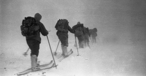 Căn lều của nhóm người đều có kinh nghiệm đi bộ đường dài bị chôn vùi đến một nửa trong tuyết trắng, vẫn còn giữ một số quần áo gấp gọn gàng và đồ ăn còn dở dang.
