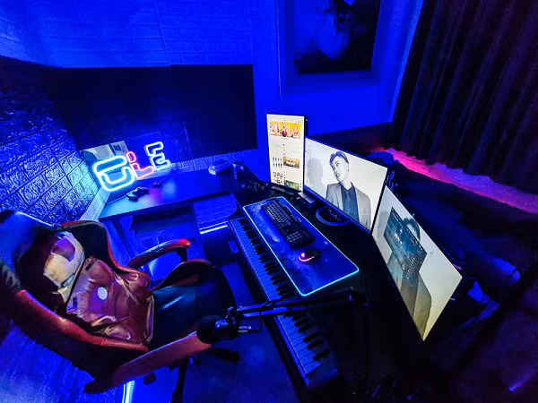 Hiện tại, Vương Anh Ole đang đầu quân làm streamer cho một công ty và đã ký hợp đồng với Facebook Gaming từ hồi tháng 1/2019. Vương Anh Ole đã từng thử sức chơi nhiều tựa game: Liên Minh Huyền Thoại, PUBG , Dota Chess… Hiện anh đang tập trung stream cho Đấu Trường Chân Lý.