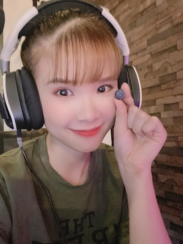 Trước đó, Khởi My thường livestream LMHT và một số tựa game offline khác trên trang cá nhân vì sở thích.