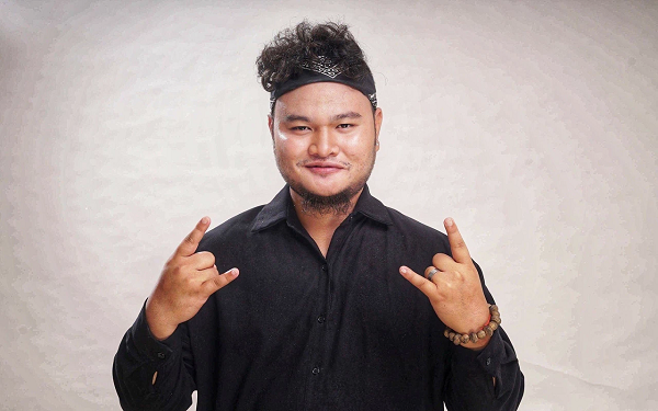 Tuy không làm streamer toàn thời gian nhưng danh hài FAPTV nhanh chóng nhận được sự ủng hộ đông đảo từ người hâm mộ. Bởi vậy, anh cũng thường xuyên livestream chơi FIFA Online 4 cùng khán giả.