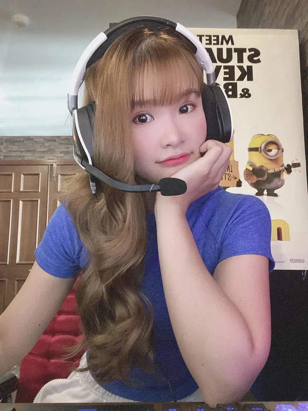Cô cũng chia sẻ rằng mình sẽ stream Liên Minh Huyền Thoại (LMHT) và nhiều tựa game khác theo phong cách tấu hài, phục vụ cho khán giả. Với phong cách "chơi thì ít mà hú hét thì nhiều", chắc chắn Khởi My sẽ đem lại những phút giây thư giãn thú vị cho cộng đồng LMHT.