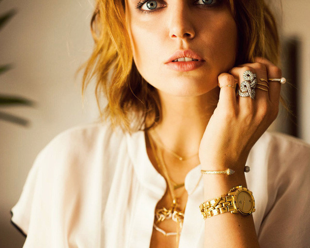 Vàng ngày nay còn được sử dụng trong kính và mũ trùm đầu của các phi hành gia. Vàng đóng vai trò hữu ích trong việc phản xạ tia hồng ngoại từ ánh nắng mặt trời, giúp mũ phi hành gia không bị tăng nhiệt.