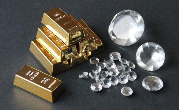 Với 1 gram vàng, người ta có thể dát mỏng thành một sợi dây dài 165m với đường kính bằng một sợi tóc người.