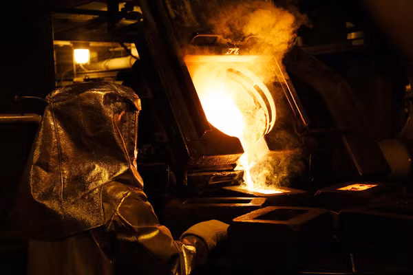 Do vàng là chất dẫn điện hoàn hảo nên nó được dùng trong nhiều ứng dụng công nghiệp. Nhiều mẩu chuyện lưu truyền trong dân gian rằng các bậc đế vương Trung Quốc còn dùng vàng dát mỏng làm chỉ thêu trong những tấm thảm sang trọng hoặc may áo cho hoàng cung.