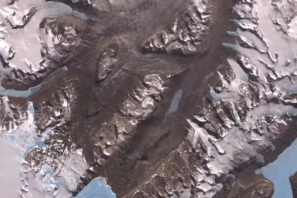 Thung lũng khô McMurdo có độ ẩm cực thấp và không có băng tuyết bao phủ. Các vi khuẩn quang hợp chỉ được tìm thấy sống ở bên trong đá. Thung lũng khô McMurdo được xem là môi trường gần nhất với môi trường trên sao Hỏa.