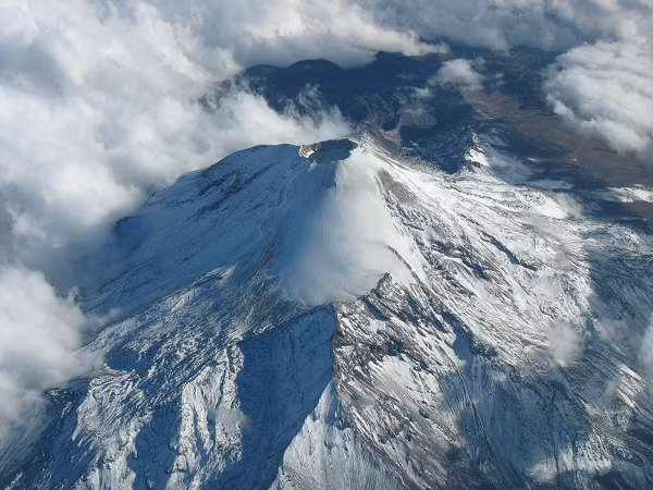 Tại núi lửa Pico de Orizaba ở Mexico, một trong những ngọn núi cao nhất thế giới, các nhà khoa học đang nghiên cứu cách sự sống lần đầu tiên len lỏi trên những sườn núi lạnh giá này. Những gì họ tìm thấy có thể giúp biến sao Hỏa thành một hành tinh có thể sinh sống được.
