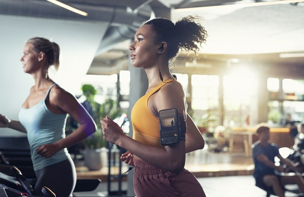 Tai nghe là dạng neckband với cáp nối gia cố bằng sợi Kevlar phản quang để khi chạy ban đêm người khác có thể nhìn thấy.