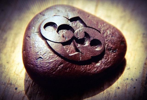 " Hòn đá Roswell" được thợ săn Robert Ridge phát hiện cạnh khu vực xảy ra "cuộc chạm trán người ngoài hành tinh" có tên "Sự cố UFO tại Roswell" (Roswell UFO case, năm 1947).