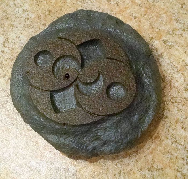 Những người theo thuyết âm mưu tin rằng, giải mã được hòn đá Roswell có thể khám phá được bí ẩn về nguồn gốc UFO và người ngoài hành tinh được cho là xuất hiện tại sa mạc Roswell cách đây hơn 70 năm