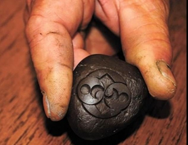 Hòn đá cũng không chứa bất cứ khoáng chất kỳ lạ nào để giải thích tính chất từ kỳ lạ mà nhiều người nhận định vào thời điểm hòn đá được phát hiện.