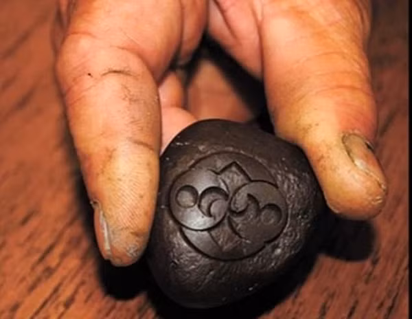 Hòn đá cũng không chứa bất cứ khoáng chất kỳ lạ nào để giải thích tính chất từ kỳ lạ mà nhiều người nhận định vào thời điểm hòn đá được phát hiện.