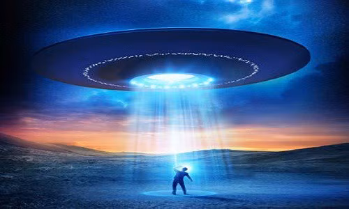 Khi chồng của Amy Keith thức dậy và phát giác ra mọi thứ thì tất cả đã quá muộn, Amy đã mất hút và màn đêm cùng với con tàu lạ. Tại hiện trường, người ta tìm thấy rèm cửa bị rách, những bụi rậm bên ngoài ngôi nhà bị đốt cháy xém.