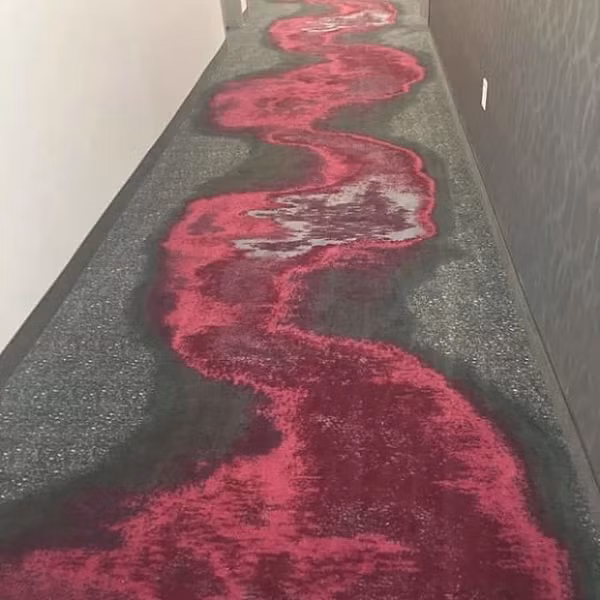 Dòng sông máu chảy trên hành lang này thực ra là mẫu thảm của một khách sạn.