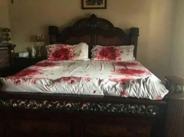 Chiếc giường này sẽ rất hợp với bộ phim kinh dị nào đó chứ không phải phòng ngủ đâu.