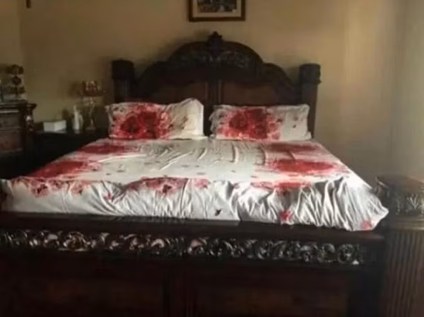 Chiếc giường này sẽ rất hợp với bộ phim kinh dị nào đó chứ không phải phòng ngủ đâu.