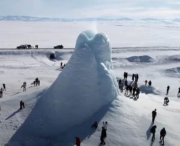 Ở giữa cao nguyên tuyết phủ là một ngọn núi lửa băng cao 14 mét liên tục phun ra nước khiến nước biến thành băng gần như ngay lập tức.