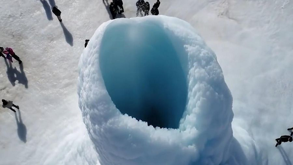 Núi lửa băng cách thủ đô Nur-Sultan của Kazakhstan, trước đây là Astana, bốn giờ đi xe. Do đó, một số đã lái xe trong vài giờ chỉ để tận mắt chứng kiến sự hình thành tự nhiên kỳ lạ .