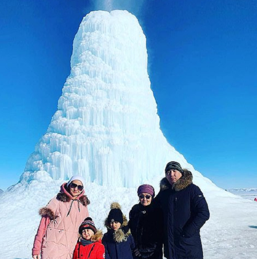 Nhưng vào mùa đông, khi nhiệt độ xuống dưới 0 độ C, nước đóng băng tạo ra hình nón núi lửa băng. Nó tiếp tục phun nước ra xung quanh, tạo ra một sân băng tự nhiên.