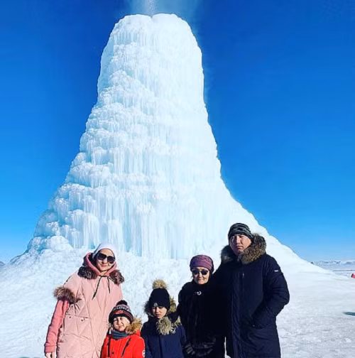 Nhưng vào mùa đông, khi nhiệt độ xuống dưới 0 độ C, nước đóng băng tạo ra hình nón núi lửa băng. Nó tiếp tục phun nước ra xung quanh, tạo ra một sân băng tự nhiên.