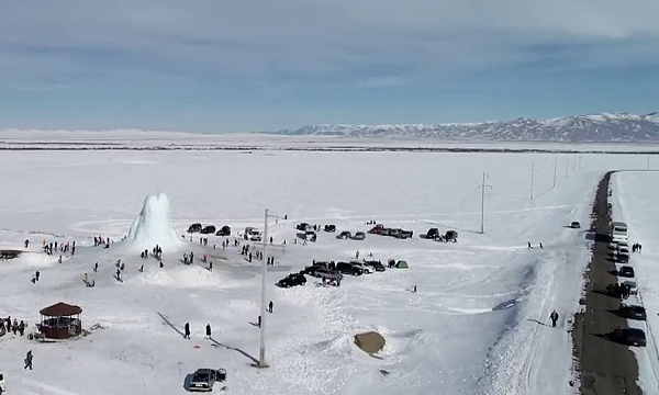 Những bức ảnh và video về núi lửa băng ở Almaty gần đây đã lan truyền trên mạng xã hội, thu hút một lượng lớn du khách đến những thảo nguyên cằn cỗi này để chiêm ngưỡng.