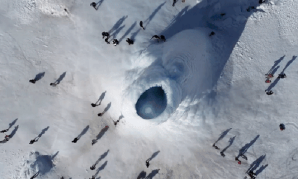 Cấu trúc độc đáo trông giống như một ngọn núi lửa thu nhỏ nhưng thay vì nham thạch nóng, nó phun ra nước.