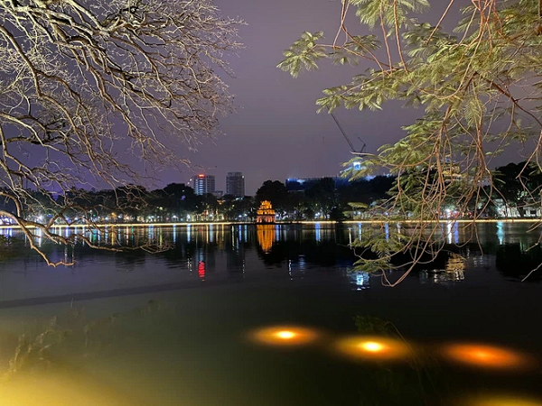 Sau đó vị CEO này cũng so sánh với ảnh khi dùng những dòng điện thoại khác của "hãng A"