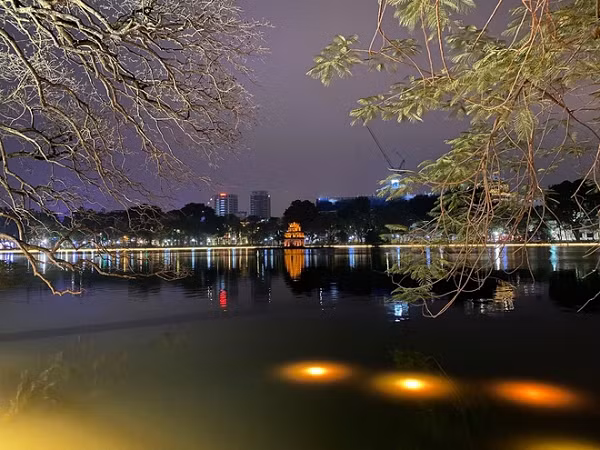 Sau đó vị CEO này cũng so sánh với ảnh khi dùng những dòng điện thoại khác của "hãng A"