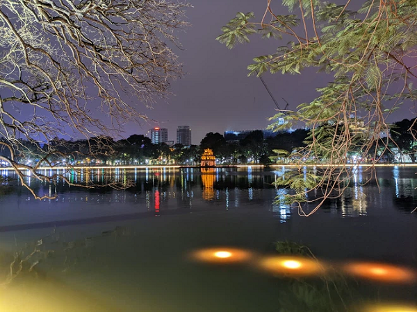 ... và "hãng G" để thấy công nghệ chụp đêm với AI model mới sắc nét hơn rất nhiều.